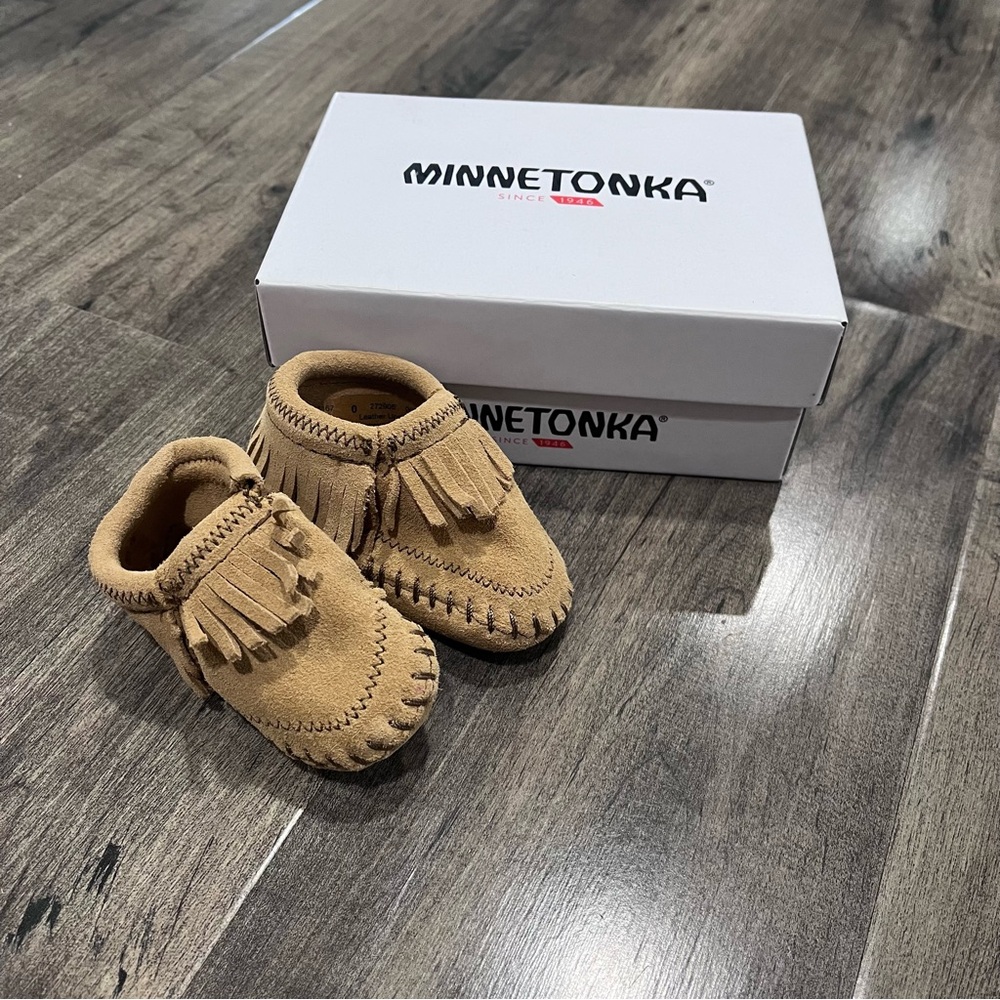 MINNETONKA Riley Bootie 1167 Tan fringed moccasins , size 0 , NIB New
